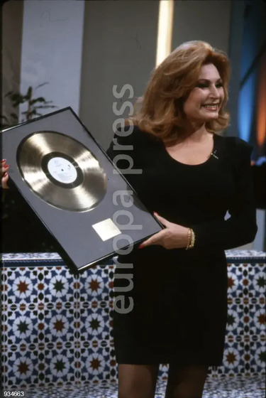 Rocío Jurado recibe un disco de oro por su álbum «Sevilla»