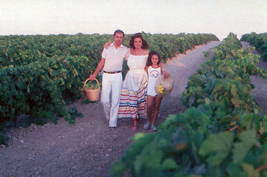 Rocío, Pedro y la niña Rociíto paseando por los viñedos.