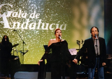 Rocío Jurado y Joan Manuel Serrat interpretan el himno andaluz