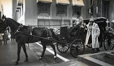 Rocío posando junto a un antiguo coche de caballos en Nueva York