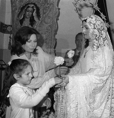 Rocío y su hija Rocío Carrasco momento en el que obsequian a la Virgen con claveles
