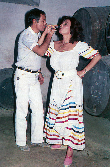 Rocío Jurado y Pedro Carrasco tomándose una copa de moscatel en sus bodegas