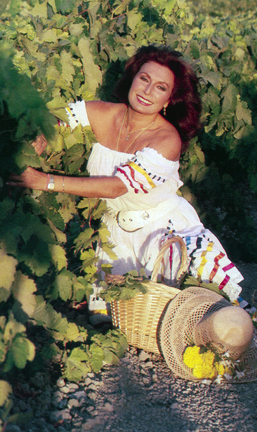 Rocío se encuentra muy agusto en su finca, entre los viñedos.