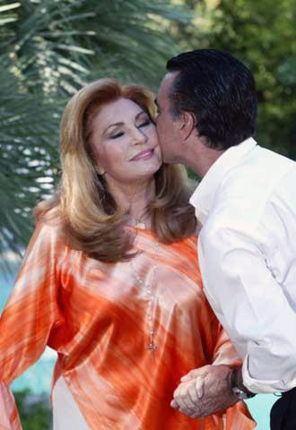 Rocío recibe un beso de José en su jardín de «La Moraleja»