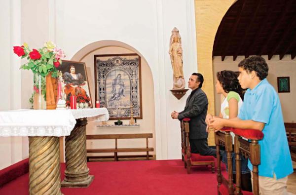 José Ortega Cano, Gloria Camila y José Fernando en la ermita de la finca Dehesa Yerbabuena