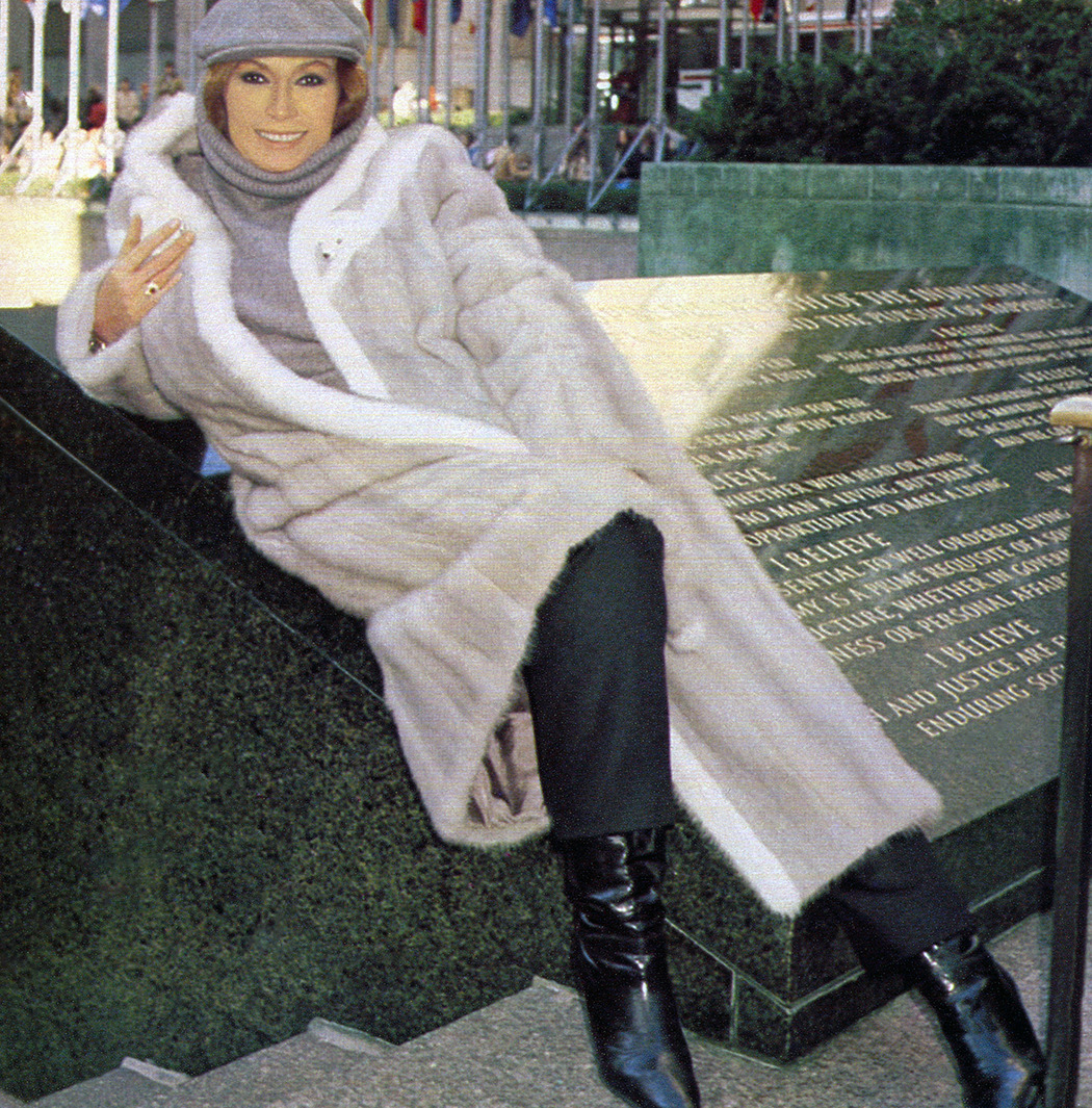 Rocío Jurado descansa un momento recostada en la placa conmemorativa del Lincoln Center, de Nueva York.