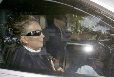 Fidel Albiac y su madre a su llegada a la residencia de Rocío Jurado