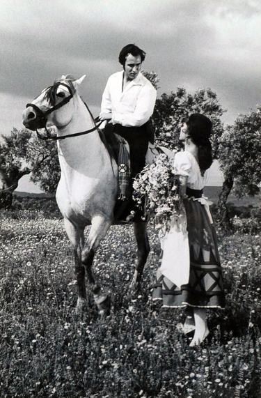 Escena de la película «Los guerilleros» en la que Rocío Jurado aparece junto a Manolo Escobar