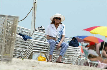 Rocío Jurado tomando el sol en una playa