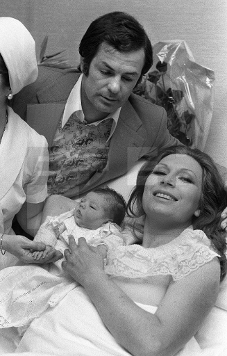 Rocío Jurado y Pedro Carrasco posan con su hija recién nacida Rocío Carrasco