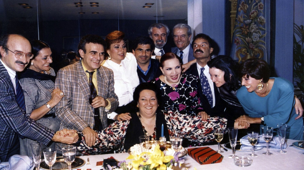 Rocío Jurado con Jesús Mariñas, Montserrat Caballé, Concha Velasco, Sara Montiel, Núria Espert, Nati Mistral, Pepe Tous, Terenci Moix, Pedro Ruiz durante una celebración.