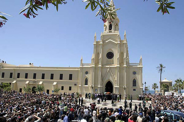 Una gran multitud reunida en las puertas del templo se despide de Rocío Jurado