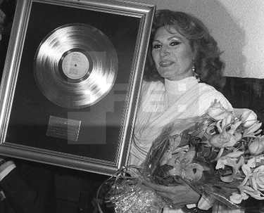 Rocío recibe un disco de platino por su disco «Señora»