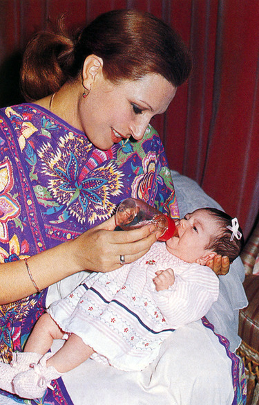 Rocío Jurado con su hija recién nacida Rocío Carrasco