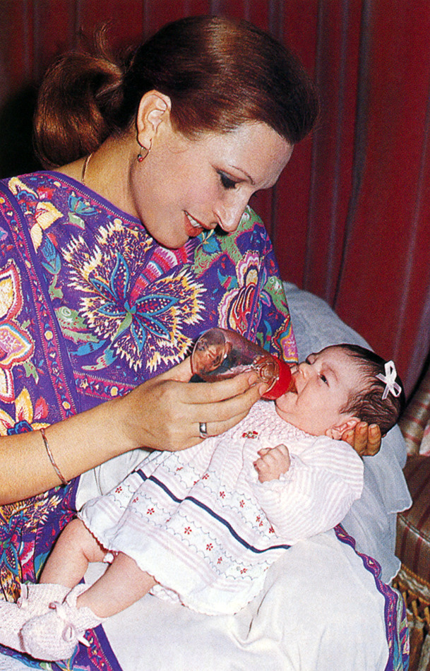 Rocío Jurado con su hija recién nacida Rocío Carrasco