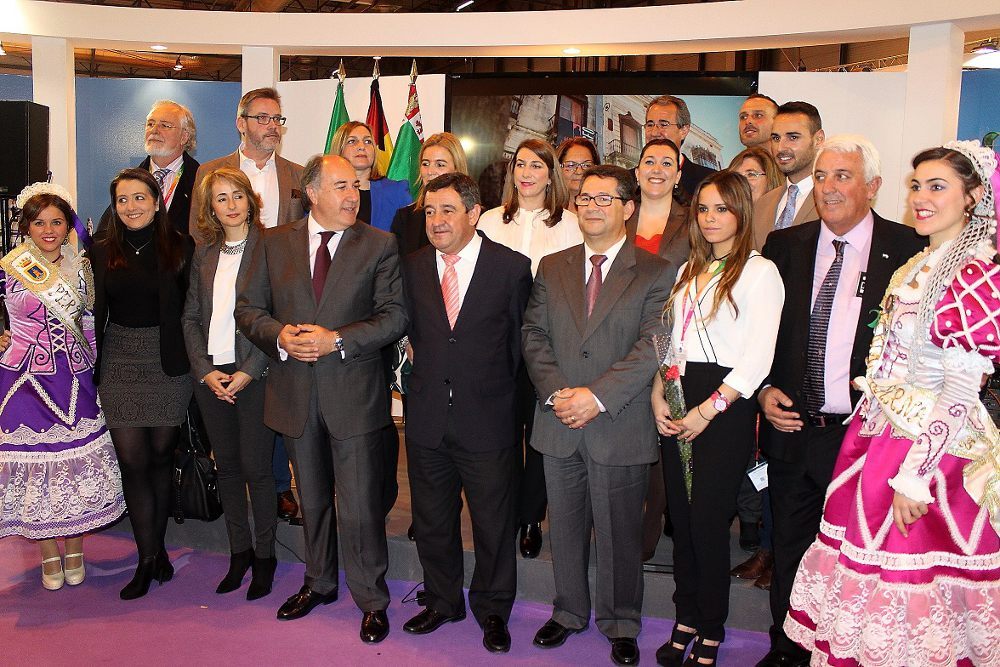 Foto de familia tras la presentación del Museo Rocío Jurado en FITUR