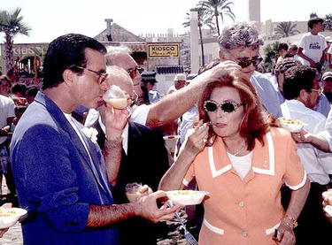 Rocío Jurado y José Ortega Cano galardonados como turistas de honor con una paella