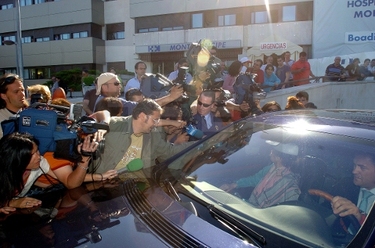 Numerosas personas y periodistas rodean el coche que traslada a Rocío a su salida de la clínica Montepríncipe