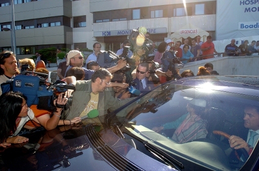 Numerosas personas y periodistas rodean el coche que traslada a Rocío a su salida de la clínica Montepríncipe