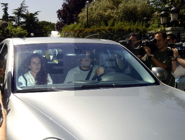 Rocío Carrasco, hija de Rocío Jurado, y su novio Fidel Albiac, salen de la residencia de Rocío