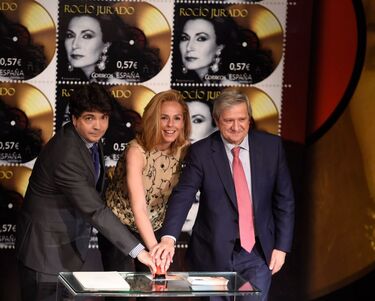 Mario Garcés, Rocío Carrasco y Javier Cuesta durante el acto de presentación oficial del sello Rocío Jurado.