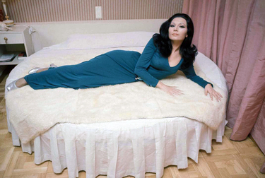 Rocío Jurado posando en la cama
