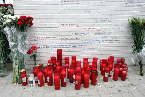 Unas velas alumbran la pared de la casa de Rocío Jurado