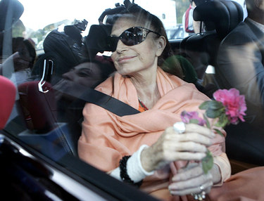 Rocío Jurado saluda desde el interior del coche a los numerosos medios de comunicación