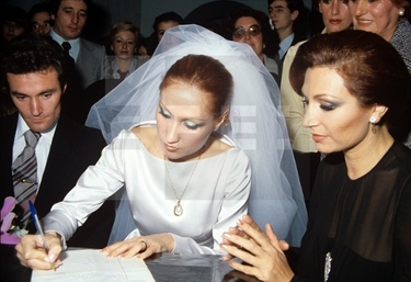 Rocío Jurado espera para firmar el acta matrimonial tras la boda de su hermano Amador Mohedano con Rosa Benito