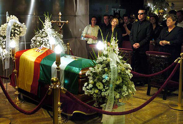 José Ortega Cano, Conchi y Mari Carmen en el interior de una de las salas del Centro Cultural