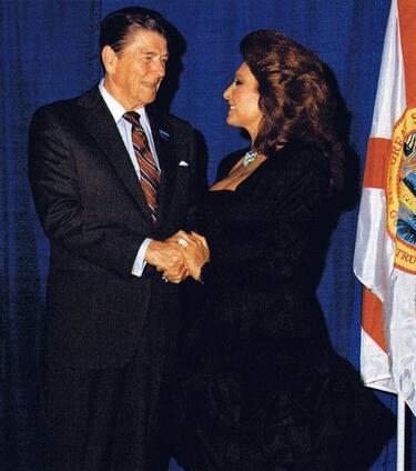 Rocío Jurado y Ronald Reagan durante una recepción privada organizada por la Casa Blanca