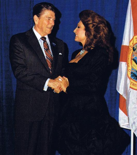 Rocío Jurado y Ronald Reagan durante una recepción privada organizada por la Casa Blanca