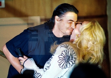Cariñoso saludo de Antonio Canales, a Rocío, durante el acto de presentación del espectáculo «Tres con duende»