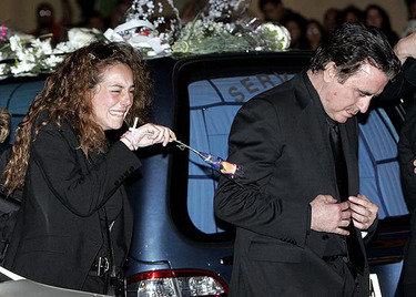 Rocío Carrasco y José Ortega Cano llegan en el coche fúnebre con los restos mortales de Rocío Jurado