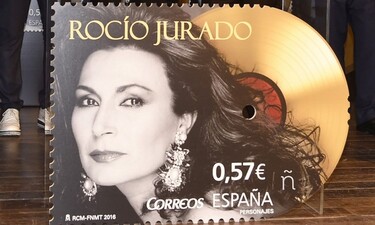 El sello Rocío Jurado reproduce en primer plano una bella imagen de Rocío.