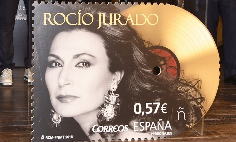 El sello Rocío Jurado reproduce en primer plano una bella imagen de Rocío.