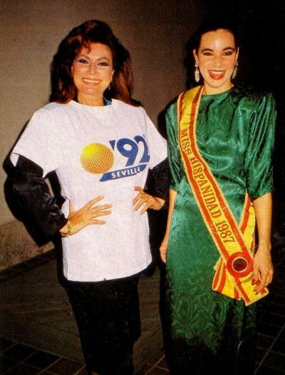Rocío Jurado con una admiradora en la Exposición Universal de Sevilla