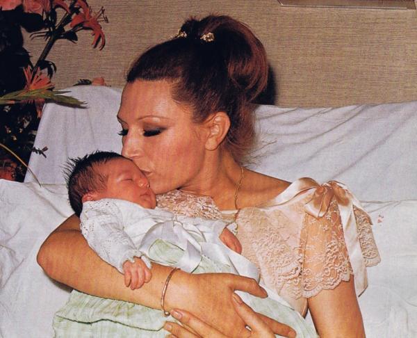 Rocío Jurado posa con su hija recién nacida Rocío Carrasco