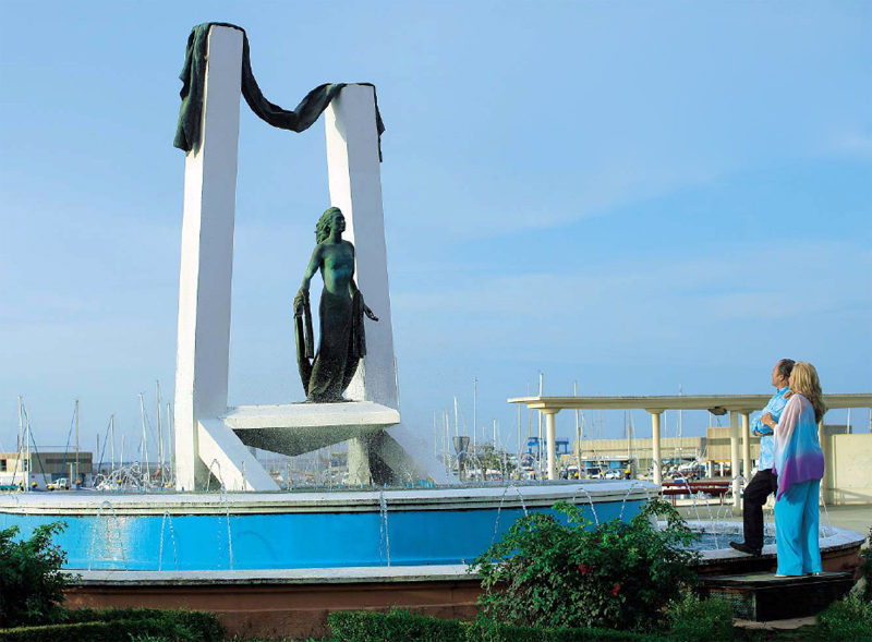 Amador Mohedano y Rosa Benito admiran el monumento dedicado a Rocío Jurado