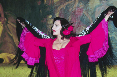 Rocío Jurado con un vestido fucsia y con mantón