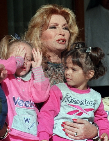 Rocío con su nieta, Rocío, y su hija adoptiva, Gloria Camila, tras su regreso de Colombia