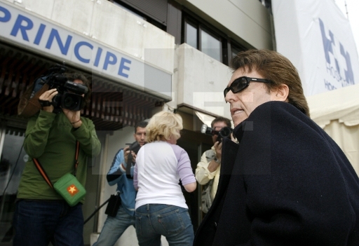 Raphael a su llegada a la Clínica Montepríncipe donde visitó a Rocío Jurado
