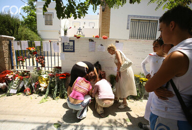 Unos admiradores colocan flores en las puertas de la casa de Rocío