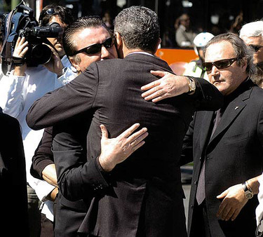 Alberto Ruiz-Gallardón abraza a José Ortega Cano en presencia de Amador Mohedano
