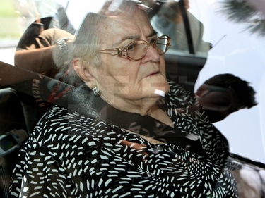 La madre del diestro Ortega Cano, esposo de Rocío Jurado, a su llegada a la residencia de Rocío Jurado