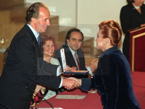 El rey don Juan Carlos hace entrega a Rocío Jurado de la Medalla al Mérito en las Bellas