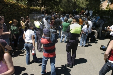 Un gran número de periodistas y reporteros gráficos se congregan en la puerta de la residencia de Rocío