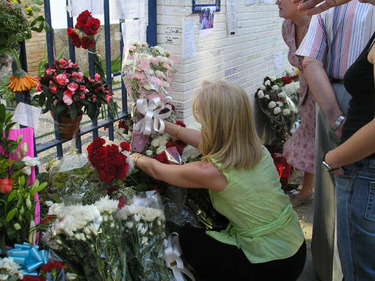 Una admiradora coloca flores en las puertas de la casa de Rocío Jurado