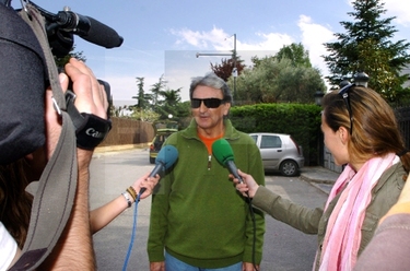 Juan de la Rosa atiende a los periodistas en la entrada de la casa de Rocío Jurado
