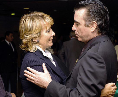 Esperanza Aguirre da el pésame a José Ortega Cano en la capilla ardiente de Rocío Jurado